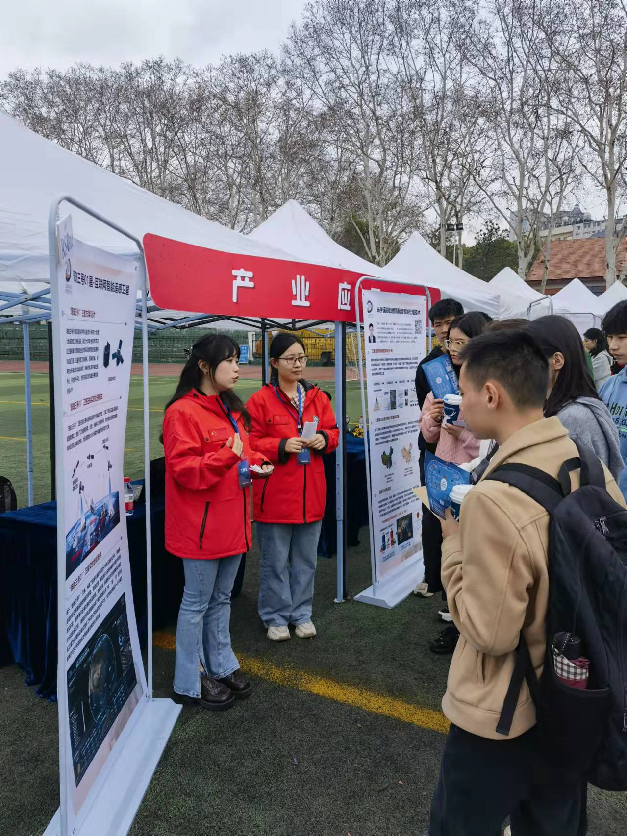 2023年3月仵倩玉、柯诗韵在实验室开放日活动中做讲解